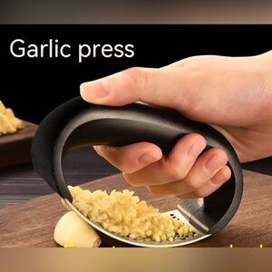 NEW 1pc Stainless Steel Garlic Press For easy mincing, crushing, and more🔥